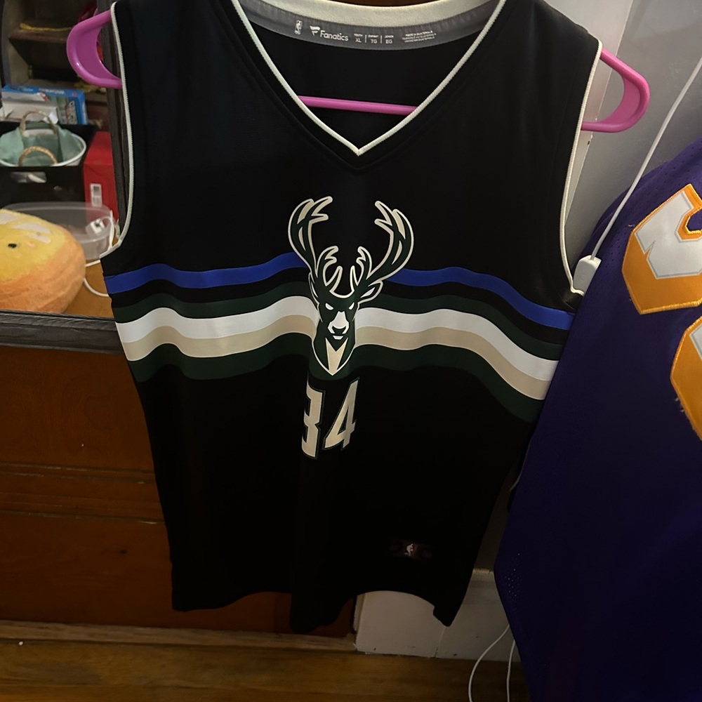 Giannis Antetokounmpo jersey
